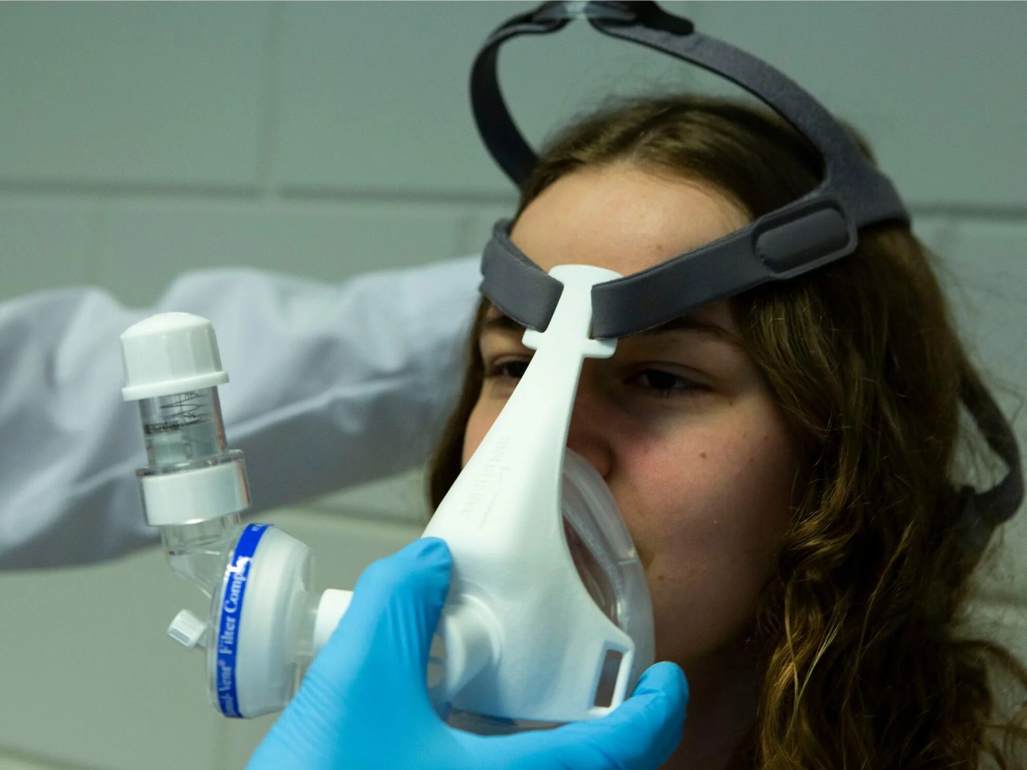 Кислородная маска ИВЛ. Кислородный аппарат для дыхания с маской. Маска для аппарата ИВЛ. Маска кислородная для неинвазивной ИВЛ.