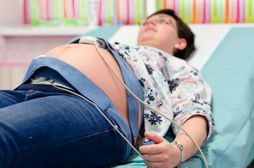 Исследование сердцебиения плода. КТГ при беременности. Что такое КТГ для беременных. Кардиотокография беременных. КТГ аппарат для беременных.