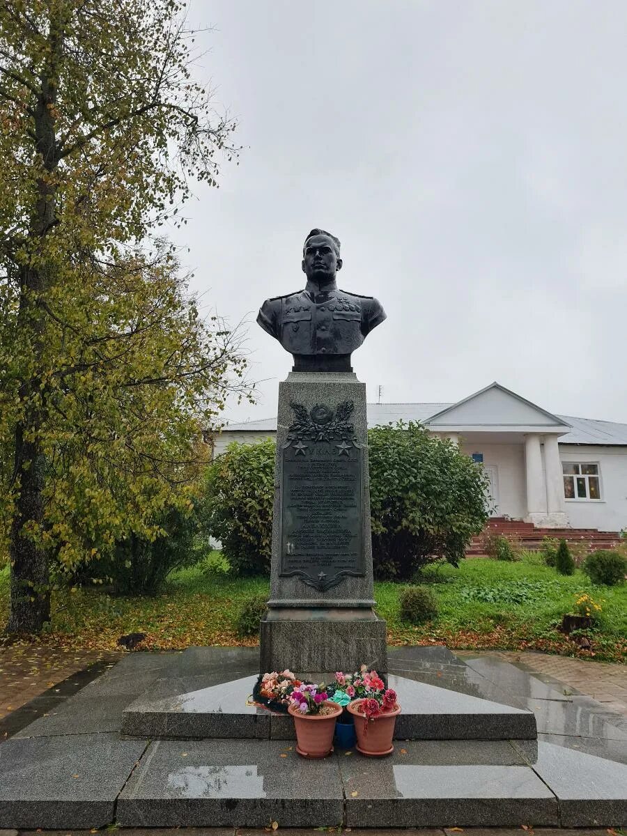 Кесова гора тверской области погода. Памятник Алелюхину в Кесовой горе. Кесова гора Тверская. Кесова гора памятник. Бронзовый бюст Алелюхину пгт Кесова гора.