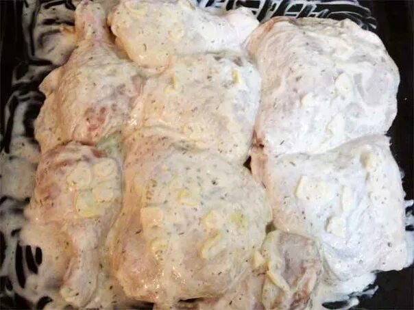 Как замочить курицу для шашлыка. Маринад для шашлыка из курицы с майонезом. бедро куриное в маринаде. бедро куриное в майонезе. бедро курицы маринад.