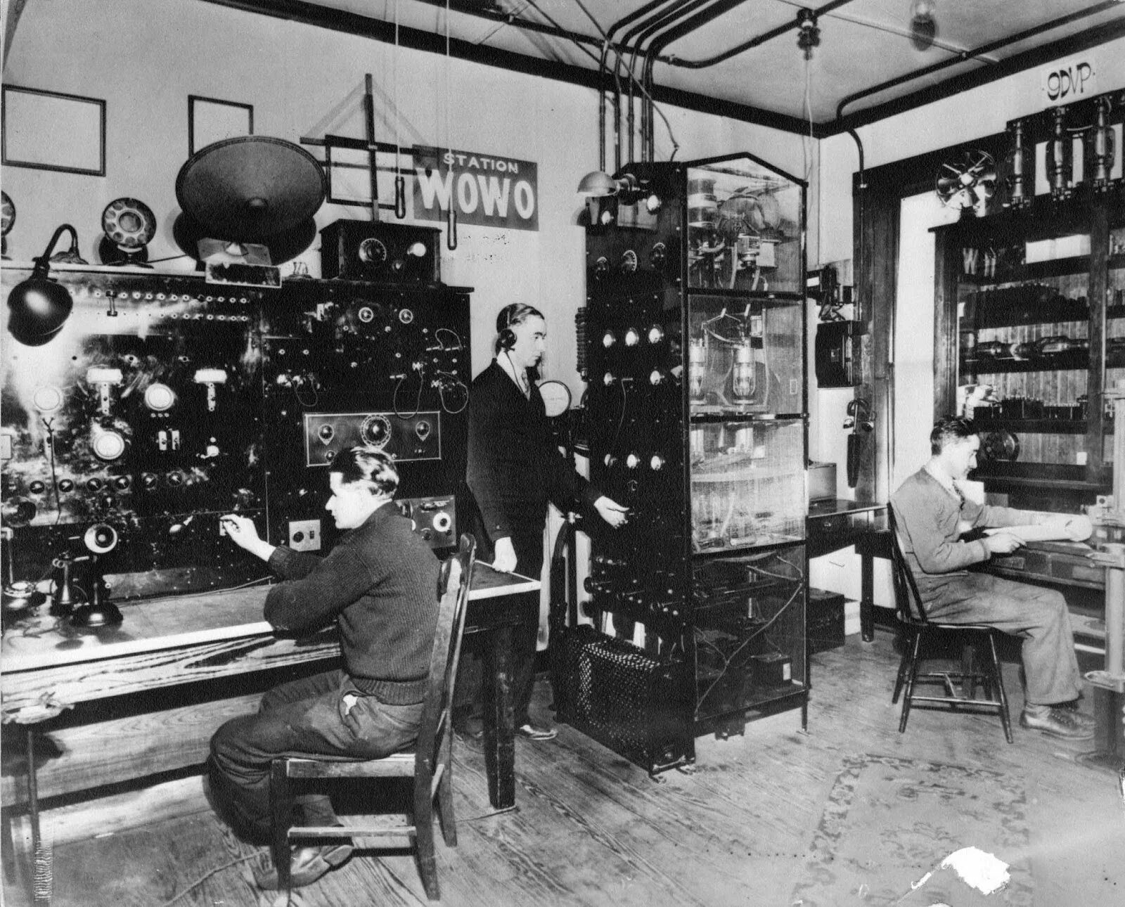 Установить станции радио. Реджинальд Фессенден. Радиоприемники 1910 года. Радио приёмник 1910 года. Радио 1920 годов.