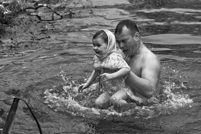 Братья купаются голыми. Дети купаются в реке. Купание детей девочек. Совместное купание. Купание советских детей.