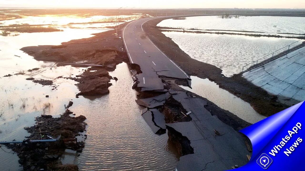 Паводок в атырау. Караганда паводки. Наводнение в Казахстане. Затопление автомобильной дороги. Затопленные участки дороги.