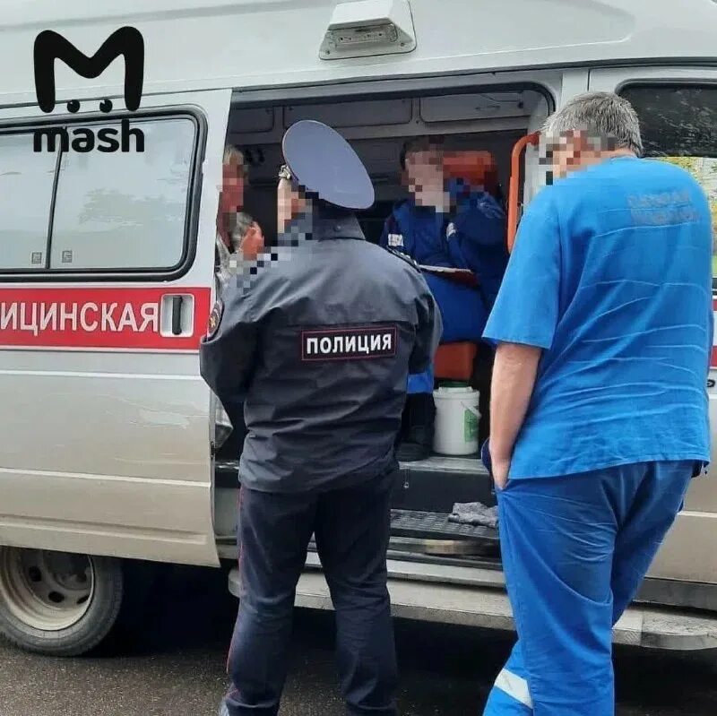 Нападение с топором. Мужчина в женской одежде напал с топором в магните. Женщина в магазине напала с топором.