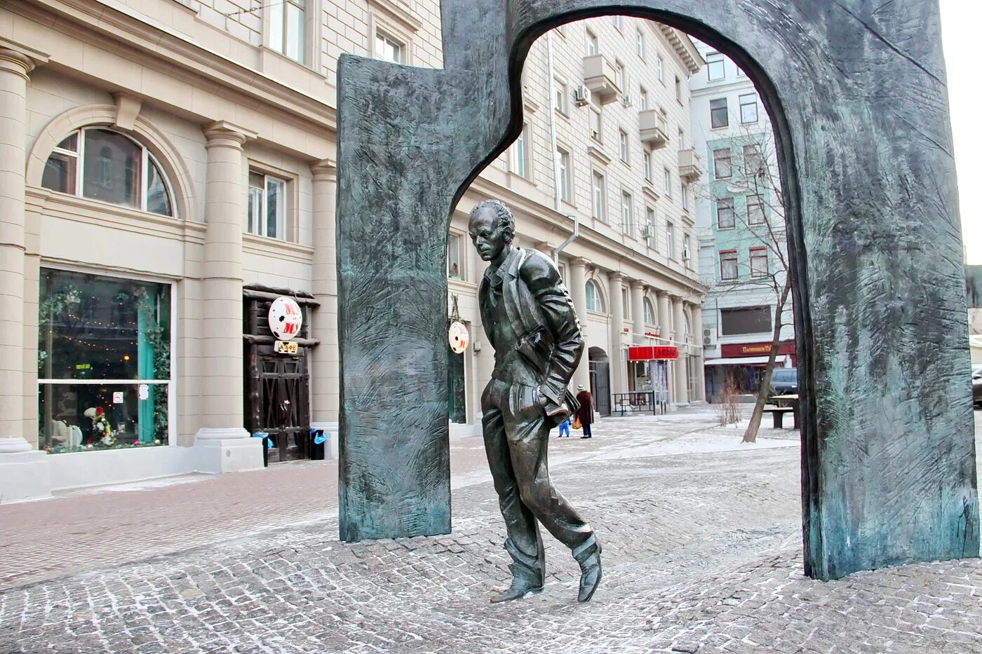 Окуджава арбатский. Памятники Булату Окуджаве в Москве. Старый Арбат памятник Окуджаве. Арбат памятник Булату Окуджаве на Арбате. Франгулян памятник Окуджаве.