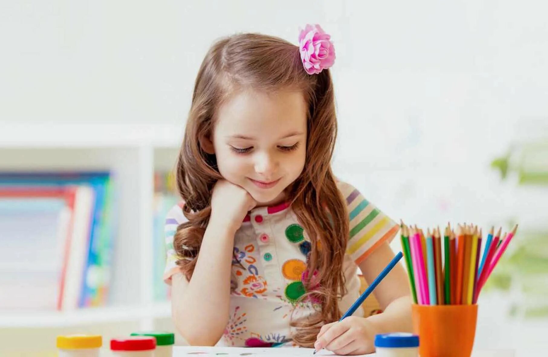 Личностные особенности леворуких детей. Ребенок левша. Ребенок левша девочка. Ребенок левша девочка. Леворукий ребенок.