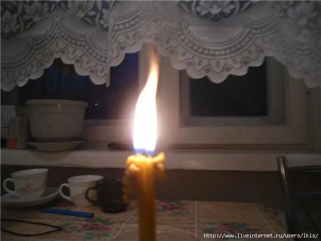 Очищение дома. Как свечкой почистить дом. Свечи очищающие. Церковная свечка с бумажкой. Энергетическая чистка свечами.