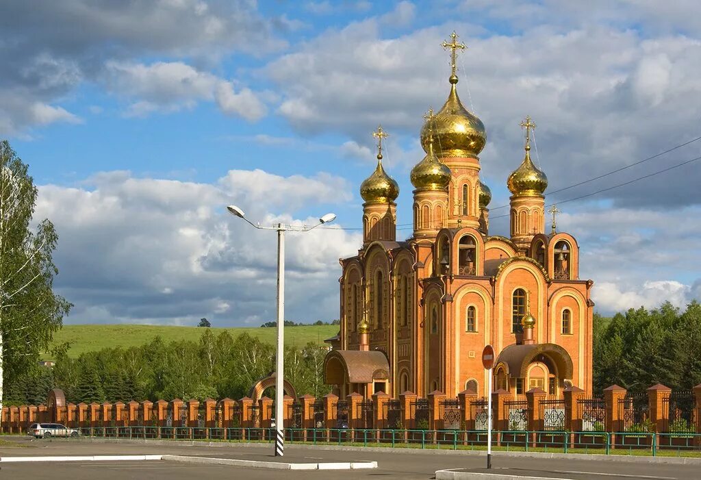 Храм святой троицы осинники достопримечательности. Трамвай осинники 2022. Святтроицкий храм города оснники. Фонтан осинники. Стелла осинники.