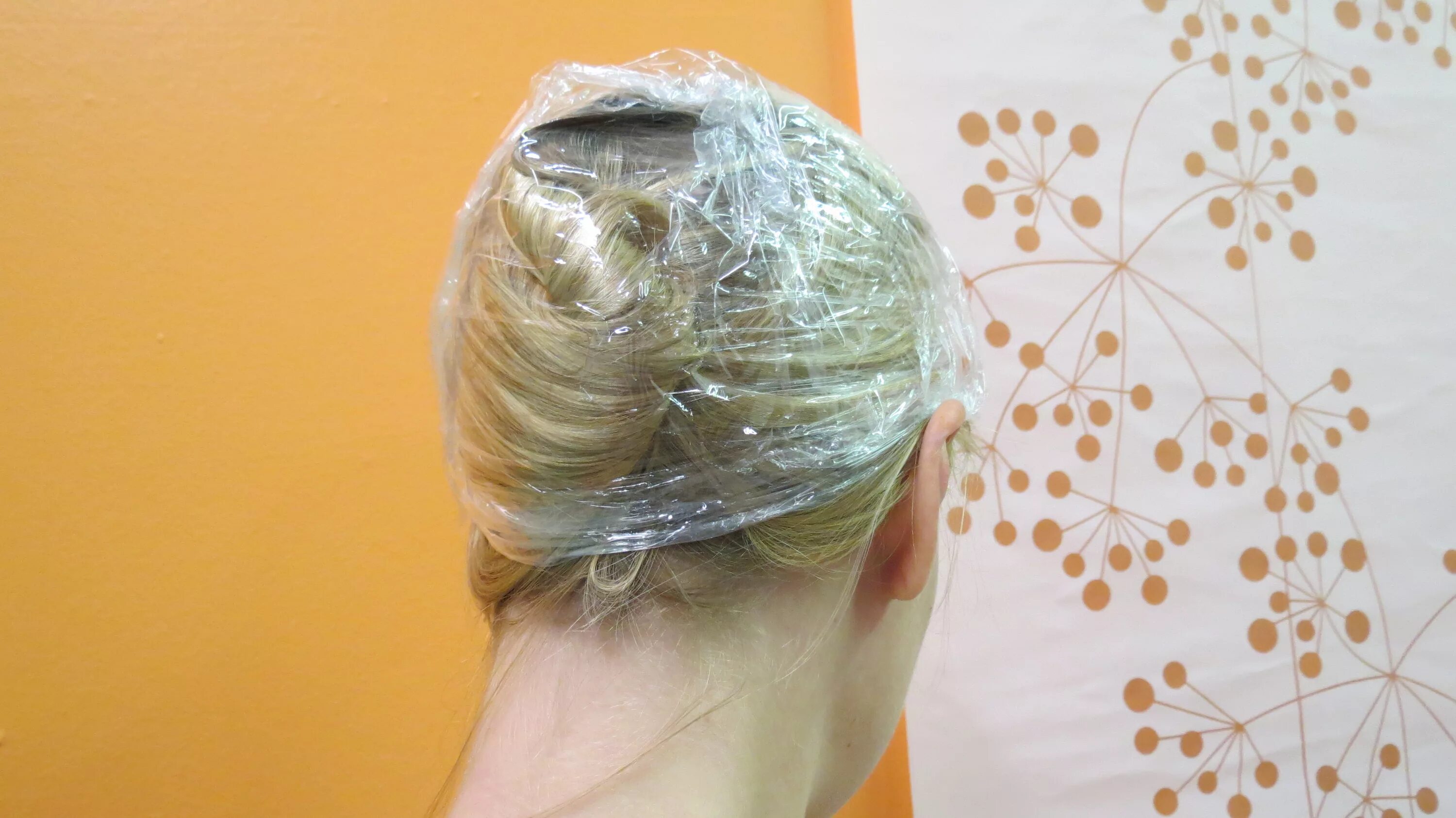 Маски для волос из листьев. Маска для волос. Маска на голову. Нанесение маски на волосы. Маски для волос в пакек.