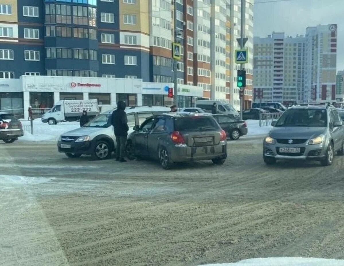 Перекресток фото. Автомобиль на перекрестке. Ул Советская 81 Брянск.