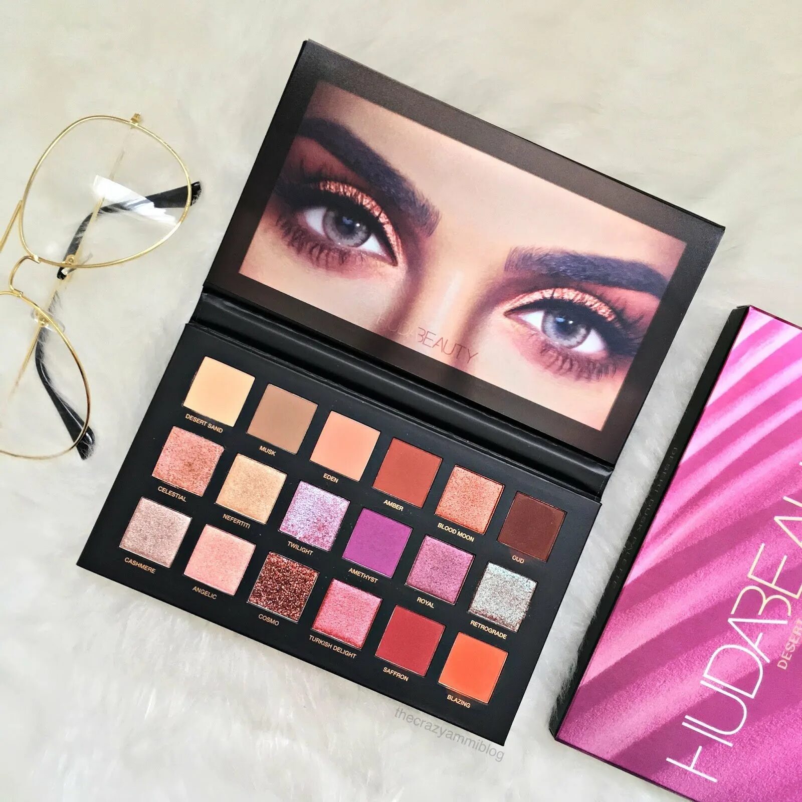 Палетка теней Huda Beauty. Худа Бьюти палетка десерт Даск. Huda Beauty Desert Dusk. Huda Beauty Desert Dusk Palette. Палетка худа