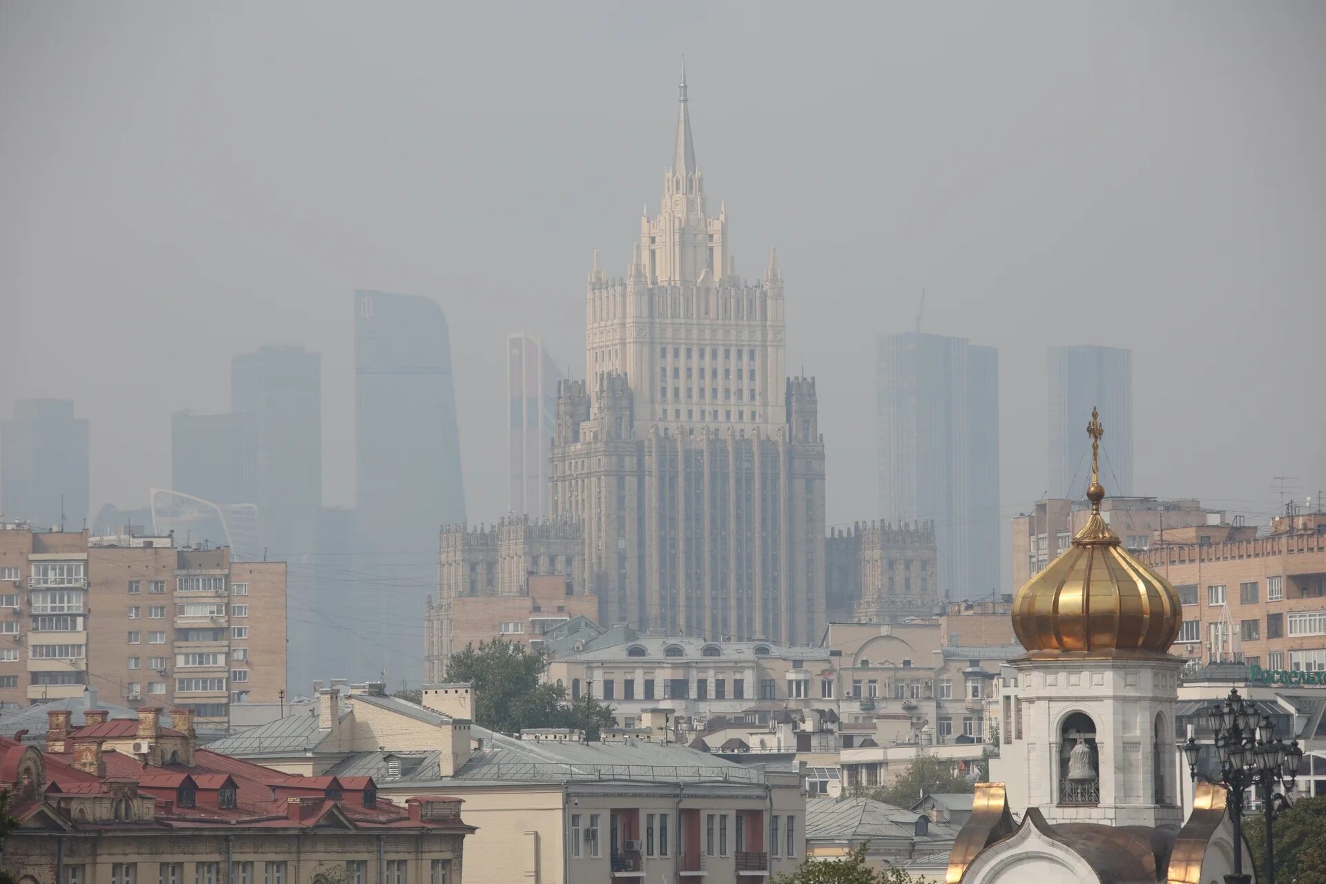 Ощущается в москве. Смог в Москве 2022. Смог в Москве 2010. Смог над Москвой 2022. Смог в Москве.