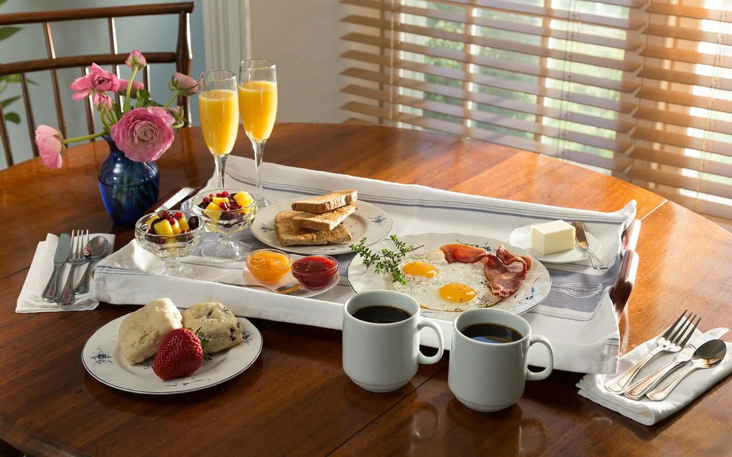 Обед в постель. Романтический завтрак. Красивый завтрак. Романтическое утро. Завтрак в постель сервировка.