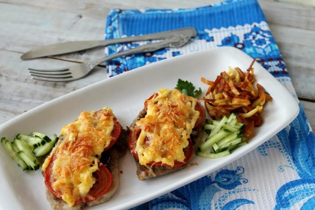 Свинина по французски с луком и сыром. Отбивные с помидорами и сыром из свинины в Ду. Отбивные из свинины в духовке с помидорами и сыром и грибами. Свинина в духовке с сыром. Отбивная с грибами и сыром в духовке.