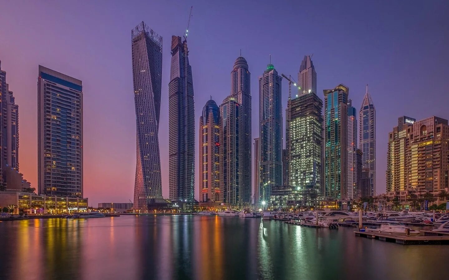 Uae cities. Небоскребы Дубая. Высотки ОАЭ. Дубай высотки ночью.