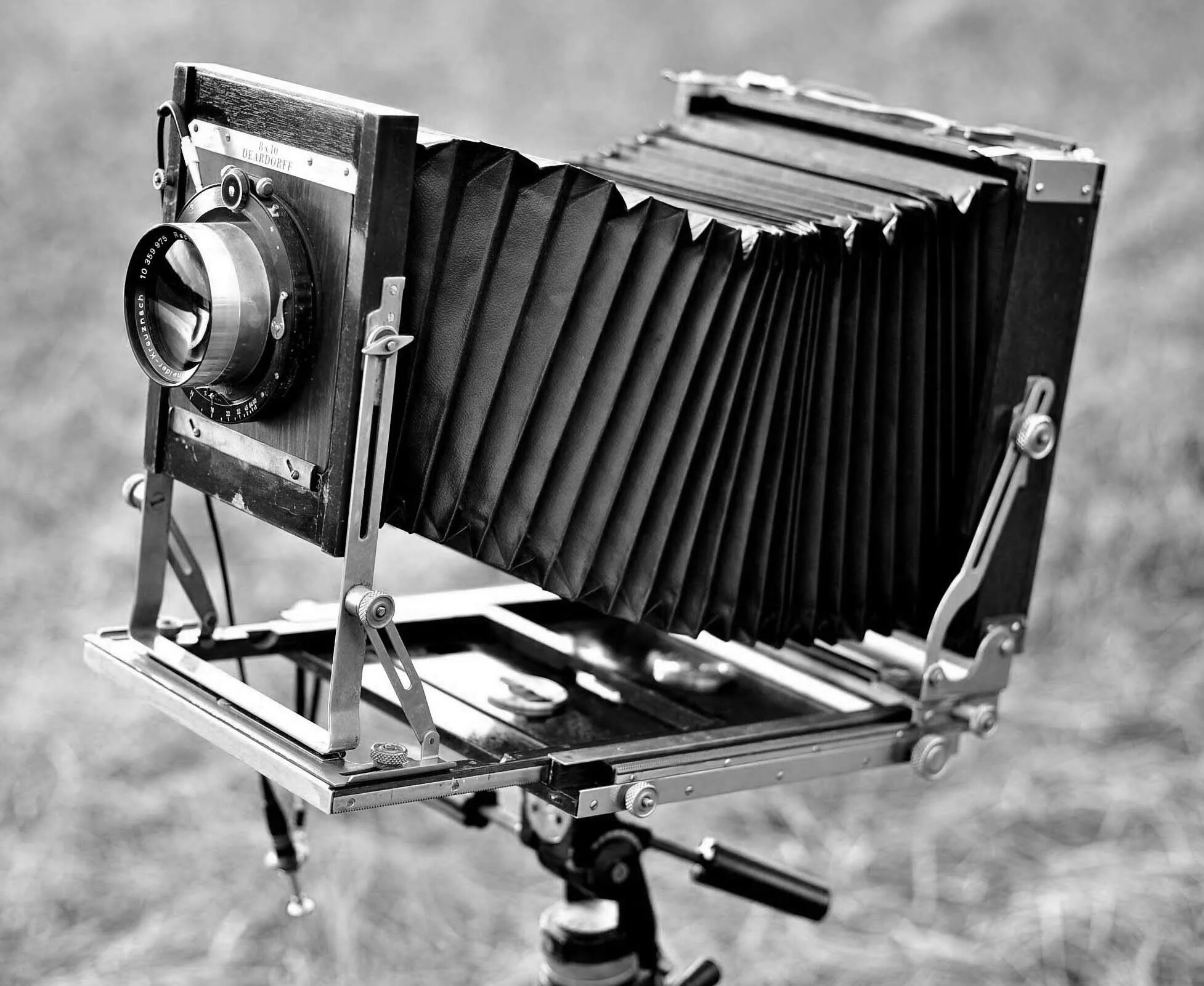 В каком году вышли камеры. Фотоаппарат Сеттона 1861. Т. Сэттон. Старый фотоаппарат.