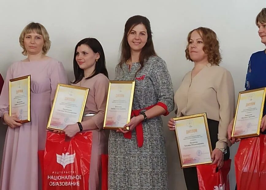 воспитатель года красноярского края 2021. красноярский краевой конкурс воспитатель года 2021. конкурс лучший воспитатель года логотип краевой красноярский. конкурс воспитатель года 2022. воспитатель года красноярский край.