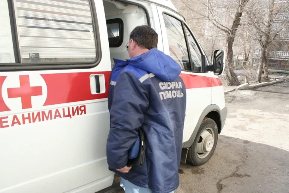 Бахилы врачам скорой помощи. Скорая медицинская помощь. Вызов скорой помощи. Медики.