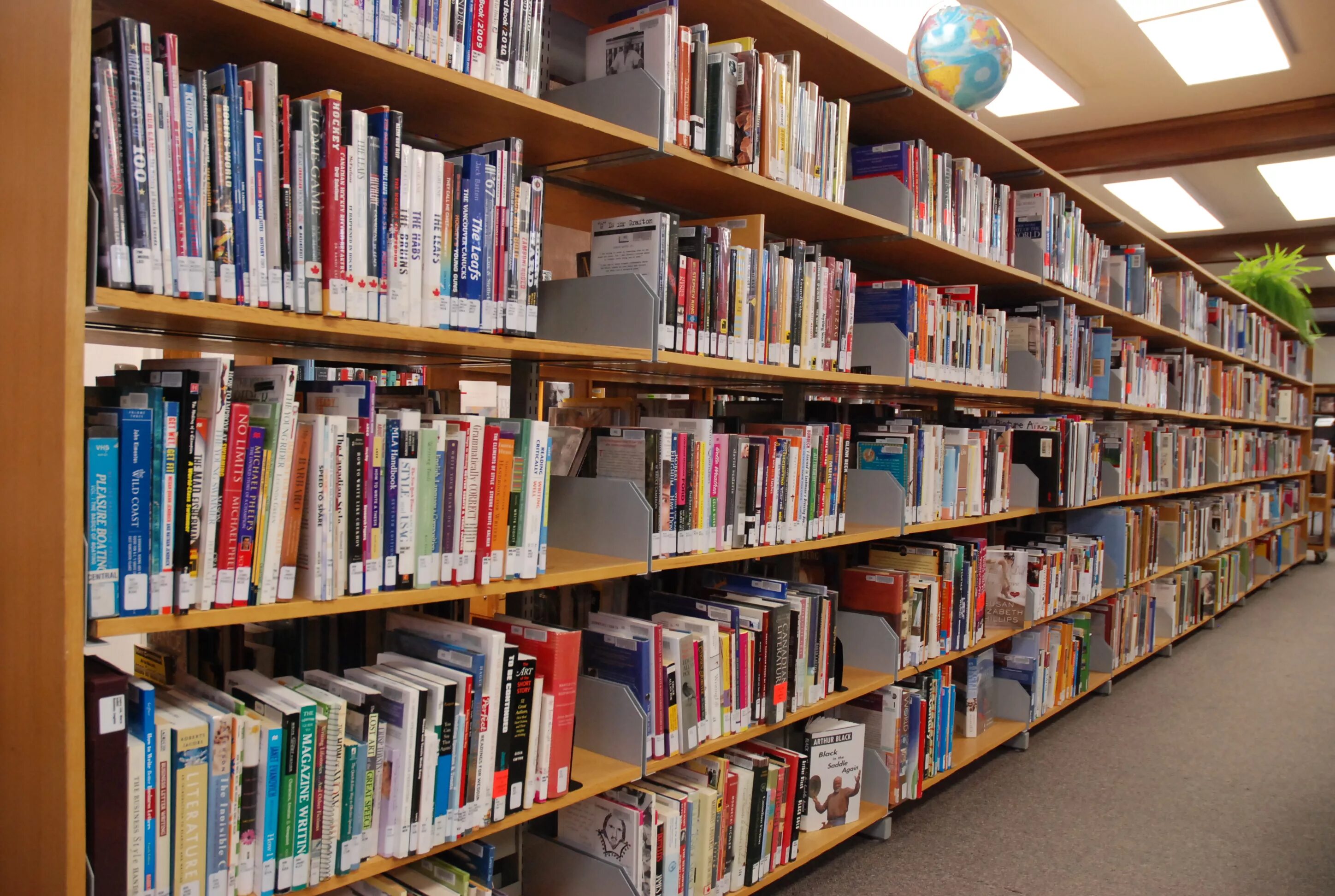 Библиотека. Библиотека фон. Библиотека 21 века. Школьная библиотека фото.