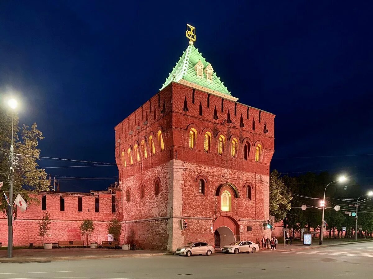 Сколько кремлей в нижнем новгороде. Нижний Новгород Дмитриевская башня. Кремль Нижний Новгород Дмитриевская башня. Нижегородский Кремль Нижний Новгород. Дмитровская башня Нижегородского Кремля.