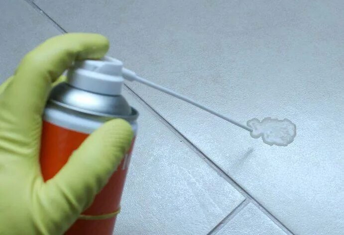 Пятновыводитель от древесной смолы. Смола отстирывается от одежды. Очистка одежды от сосновой смолы с одежды. Пятна от смолы на одежде. Смола на одежде.