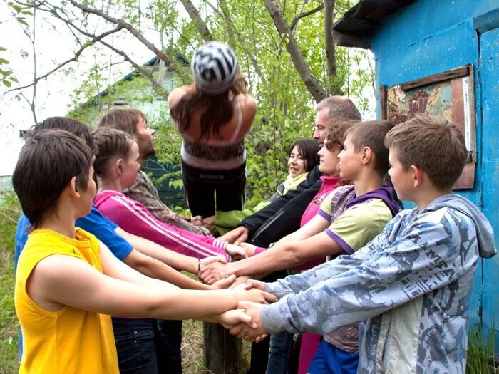 Упражнения на доверие. Игры на сплочение в лагере. Детский лагерь сплочение. Сплочение детей в лагере. Тренинг на сплочение в лагере.