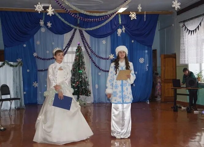 новый год ёлка шарики хлопушки песня. ёлка шарики хлопушки. новогодняя елка балахна. елка шарики хлопушки новый год новый год дискотека 90. новогодняя песня шарики хлопушки.