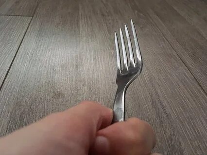 Вилка ударила