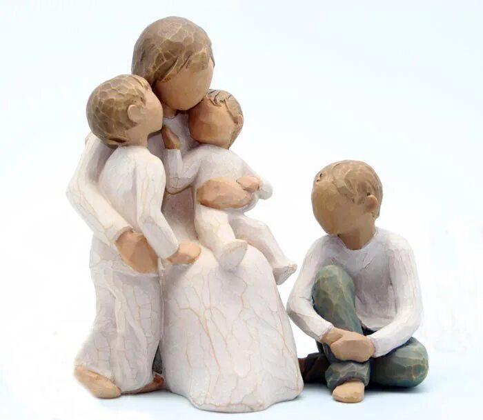 Фигурка мама с ребенком. Фигурки семья. Статуэтка "семья". Деревянные статуэтки семья. Статуэтка из дерева семья.