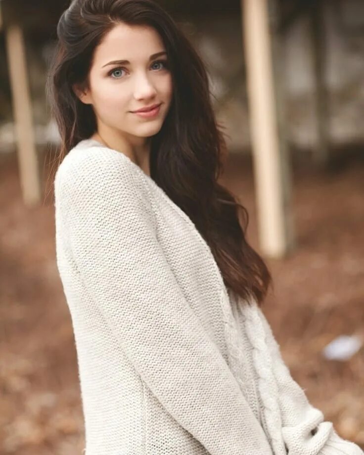 Девуш. Emily Reid. Emily Rudd. Эмилия Рудд брюнетка. Эмили Радд брюнетка.