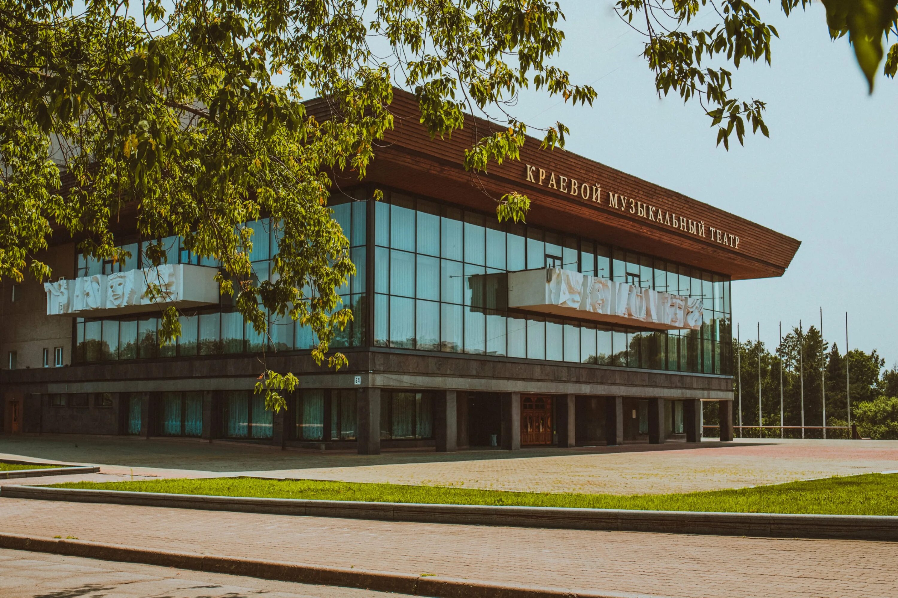 Хабаровск краевой театр. Хабаровский краевой музыкальный театр Хабаровск. Хабаровский краевой Академический музыкальный театр. Муз комедии театр Хабаровск.