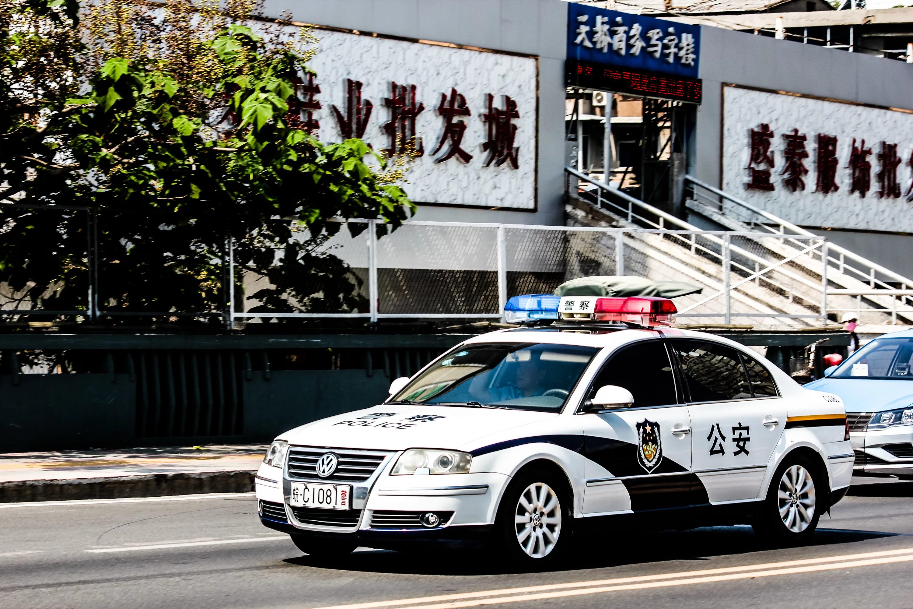 Машина с китайскими иероглифами. Китайские полицейские автомобили. Полиция Китая машины. Полицейские автомобили Китая. Китайская полицикмашина.