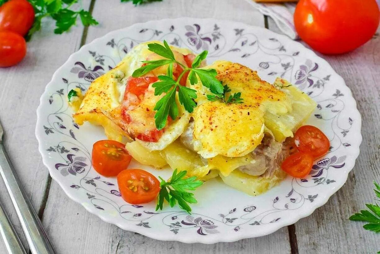 Мясо по французски с картошкой пошаговый. Мясо по французски. Мясо по-французски с картофелем. Мясо по французски из свинины. Мясо французски в духовке.