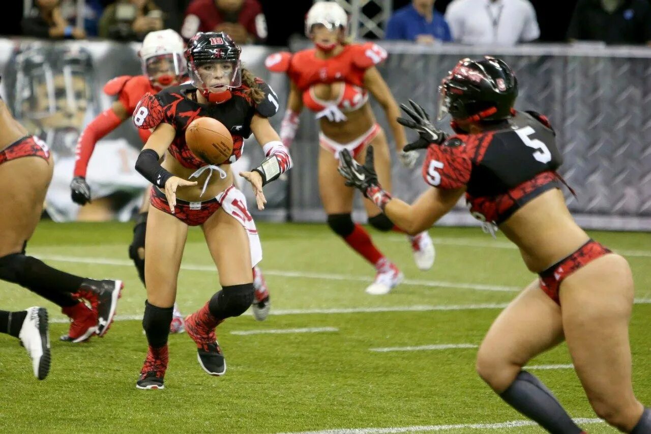 Тина канделаки горячие футбол. Бирн дирбэйли футбол женский. Женская американская футбольная лига. Женская американская футбольная лига. Американский футбол девушки.