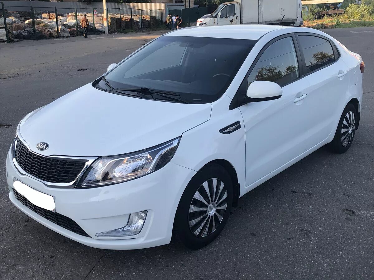 Kia Rio 2015 белая. Киа Рио 2015 белая седан. Kia Rio 202. Кия Рио 2015 белый. Купить киа рио автомат с пробегом