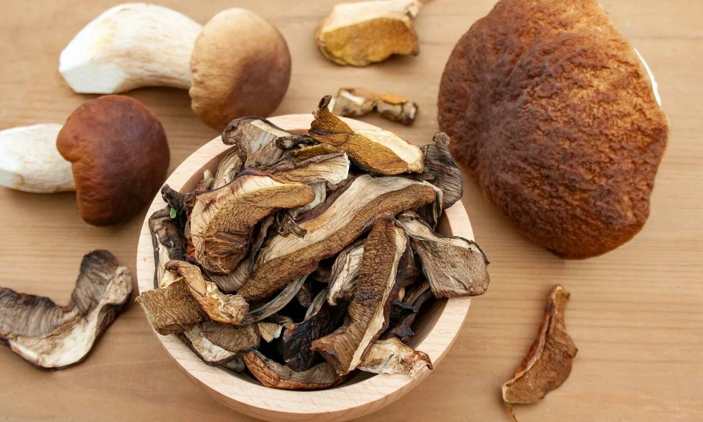 Есть сухие грибы. Dried porcini Mushrooms. Сухие белые грибы. Белые грибы сушеные. Высушенные грибы.
