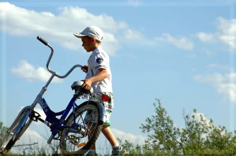 Мальчик сидит на велосипеде. Подросток на велосипеде. Мальчик на велосипеде. Пацаны катаются на велосипедах. Мальчик катается на велосипеде.