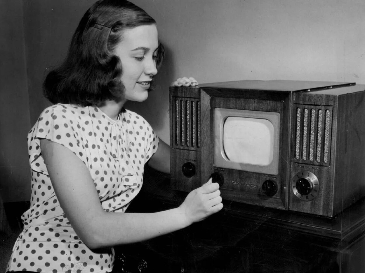 Первый домашний 18. Радиоприемник Telefunken 1940. Телевизор «Telefunken Fe-III» 1934. Телевизор 1940. Телевизор 1940 года.