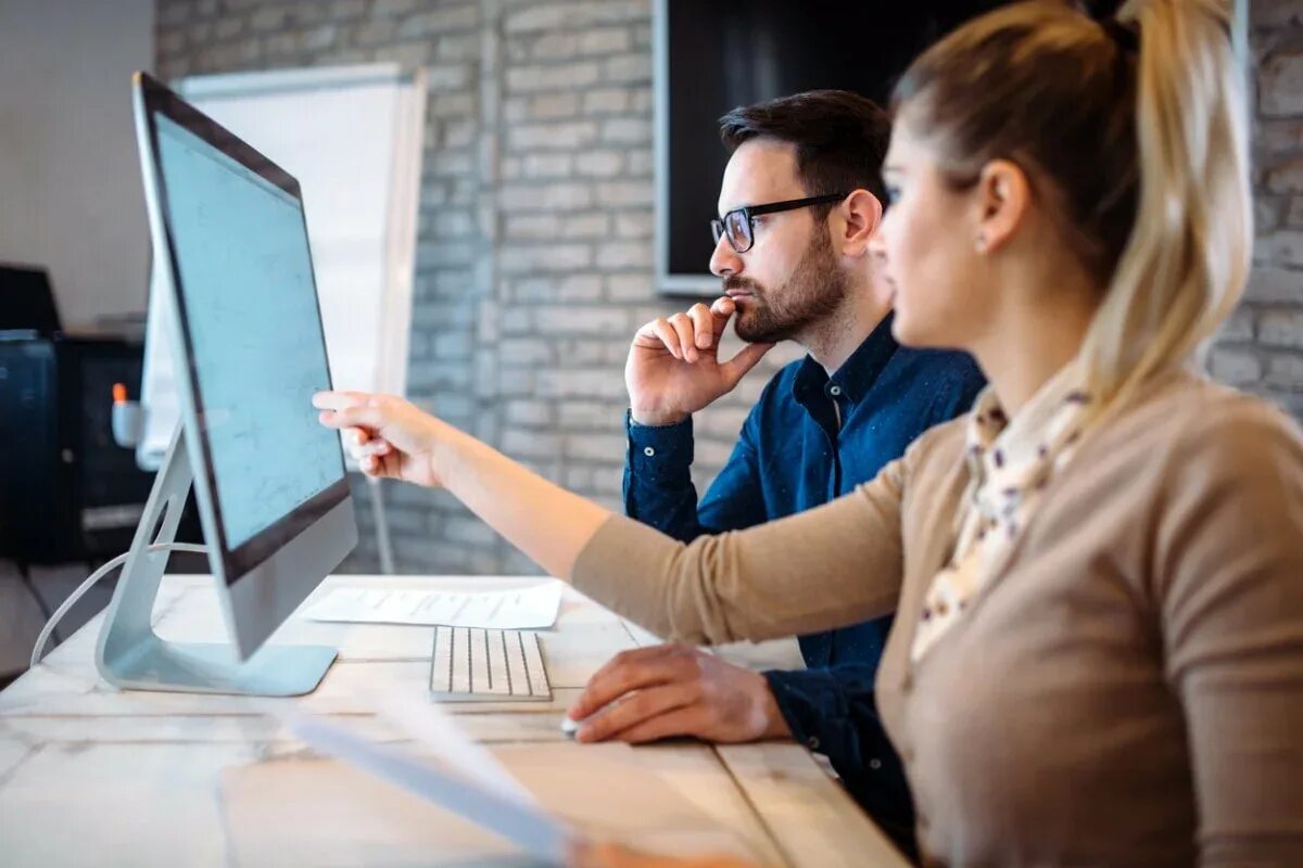 Люди в офисе. Офисный работник. Специалист по маркетингу. Креативный маркетолог. Специалист по интернет маркетингу.