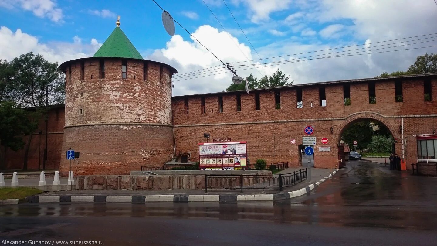 Нижегородский кремль единственный в стране имеющий. Георгиевская башня Нижегородского Кремля. Кладовая башня Кремля Нижний Новгород. Ивановская башня Нижегородского Кремля. Георгиевская башня Нижний Новгород.