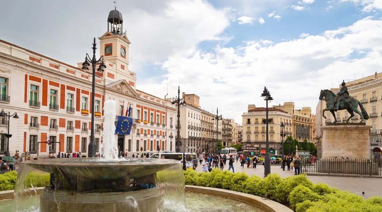 Пуэрта дель соль в мадриде. Площадь puerta del sol. Пуэрта дель соль в мадриде. Площадь puerta del sol. Puerta del sol мадрид.