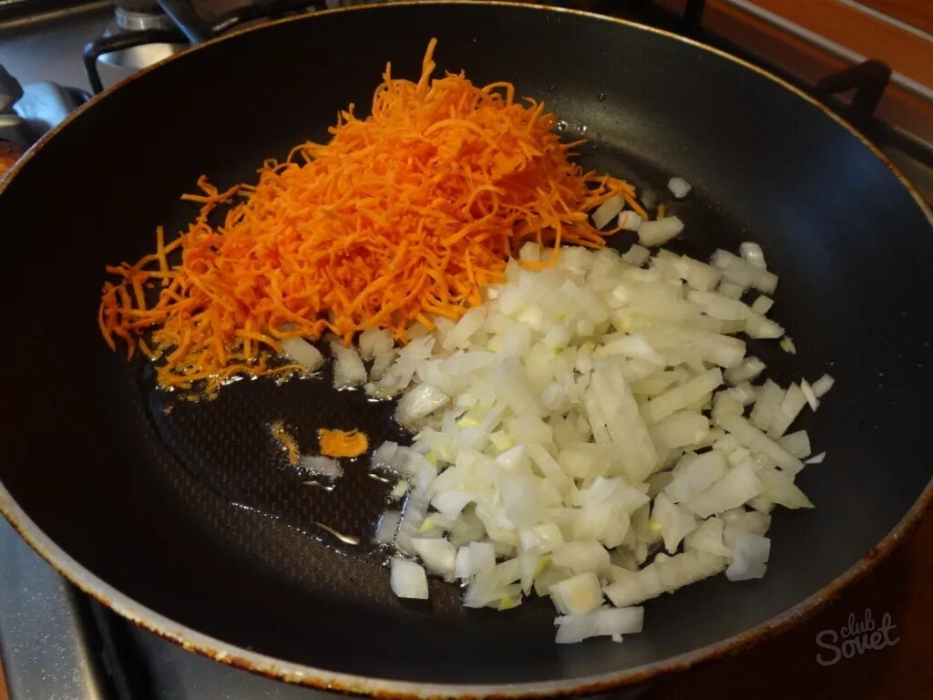 Обжарить на растительном масле. Обжареваем лук имарковку. Пассерованный лук и морковь. Обжариваем лук и морковь на сковороде. Обжарить лук с морковкой.