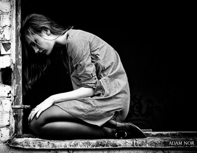 безликая жизнь. человек в городе арт. массовое сознание. Juha arvid helminen арт. девушка с пустыми глазами.