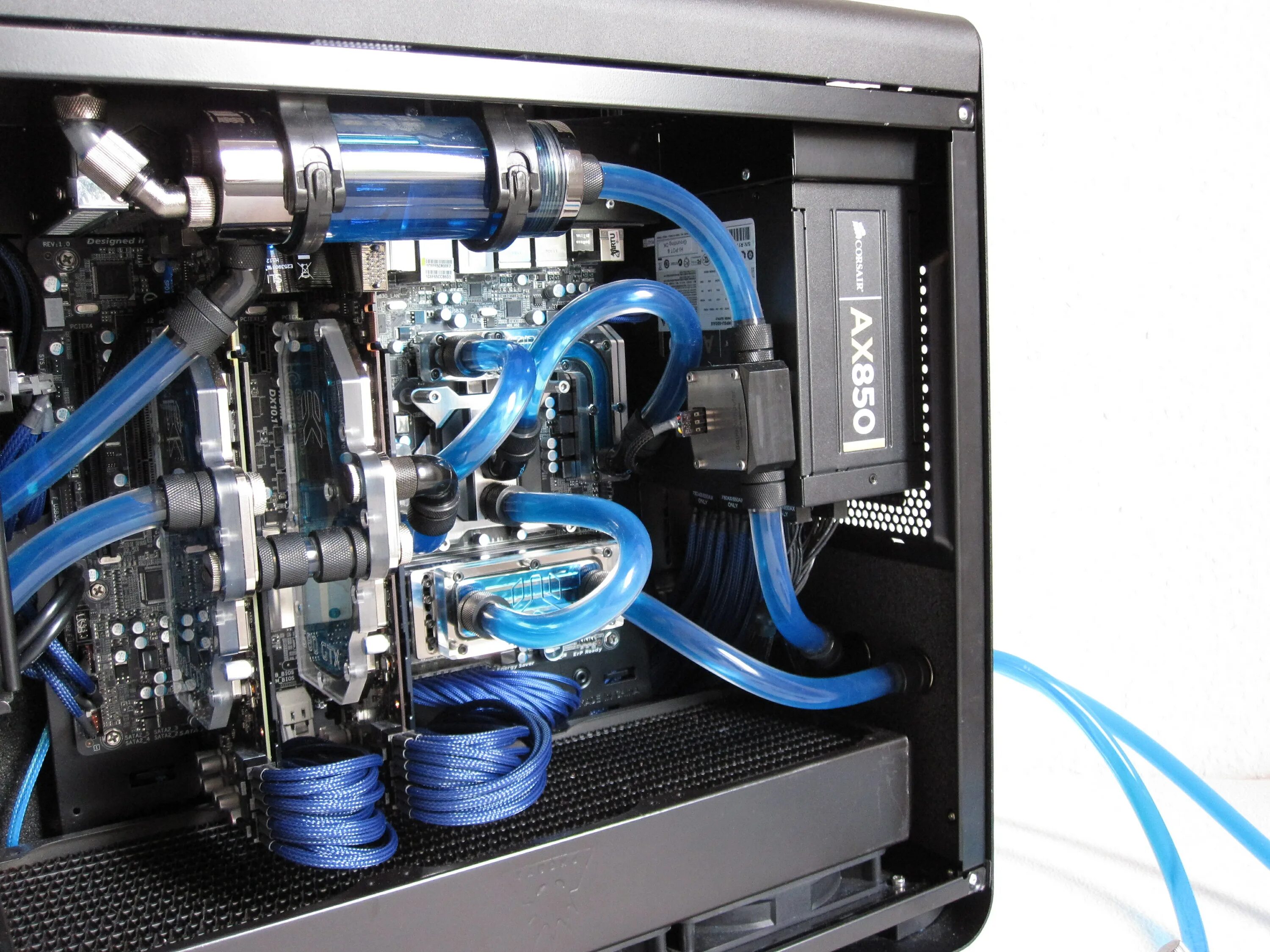 Водяное охлаждение Deepcool lt720. Водоблоки для асиков s19. Термалтейк корпус с водоблоком. СЖО Thermaltake p7.