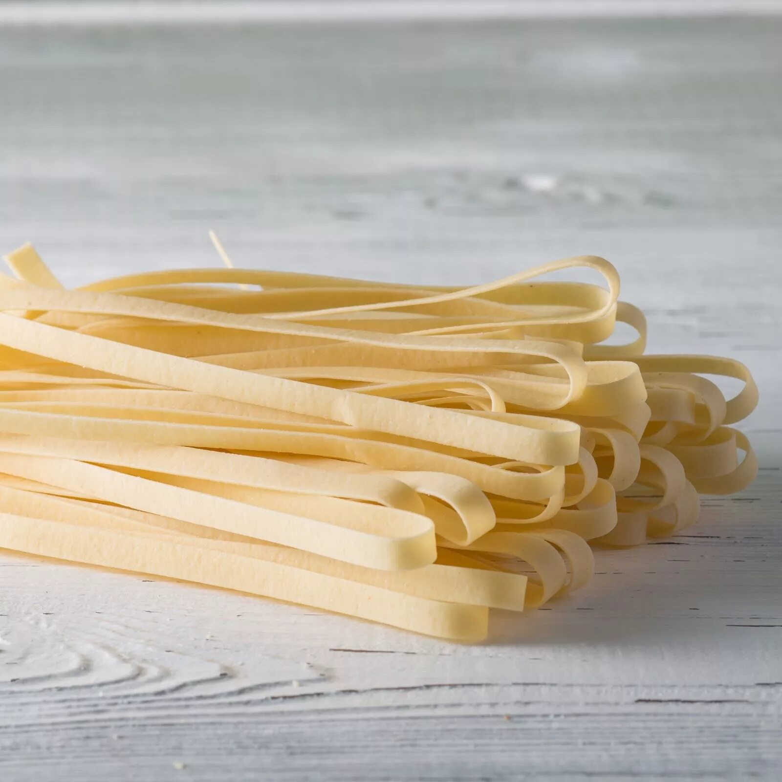Рецепт теста для пасты. Плоские макароны. Паста плоская длинная. Макароны плоские длинные. Длинные спагетти.