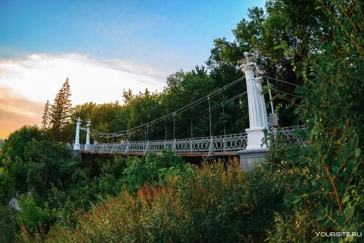 Уфа и окрестности. Сад Салавата Юлаева Уфа. Висячий мост в саду Салавата Юлаева. Уфа сад Салавата Юлаева висячий мост. Сад Салавата Юлаева Уфа мостик.