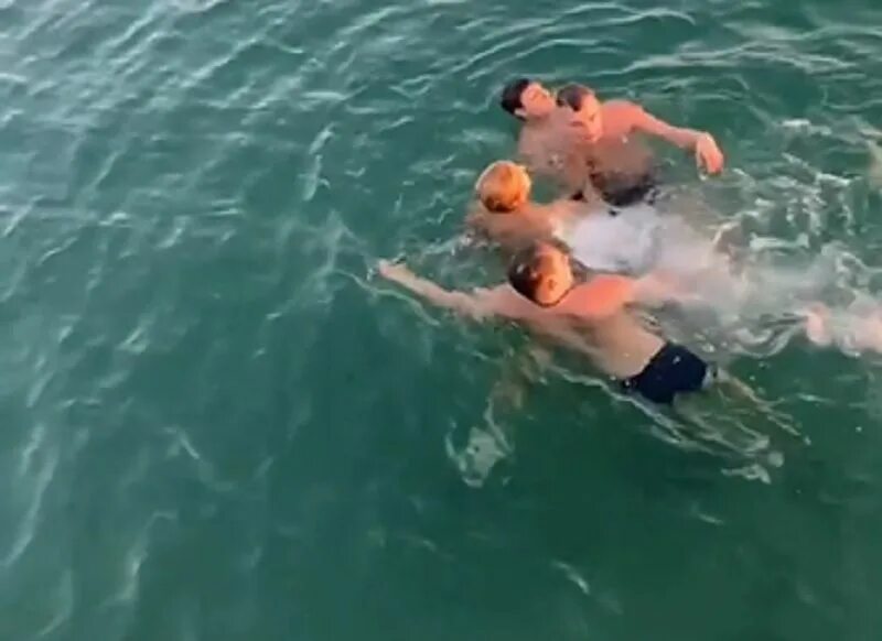 Мужчина спас семью. Инвалид-колясочник спас тонущего в черном море. Человек тонет в море.