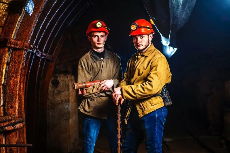 Шахтер проходчик. Шахта талдинская западная. Шахтер в шахте. Шахтер профессия. Шахтер профессия.