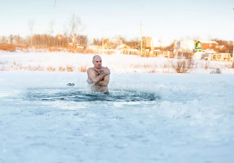 Можно купаться холодной водой. Купаться в холодной воде. Человек в холодной воде. Купания воде весной. После купания в холодной воде.