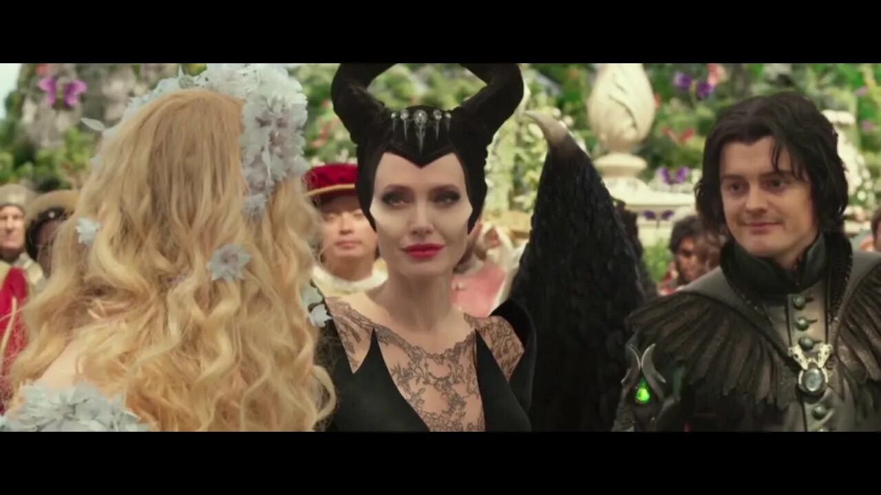 Малефисента и диаваль. Сэм райли диаваль. Анджелина джоли малефисента 2014. Малефисента герои. Анджелина джоли малефисента владычица тьмы.